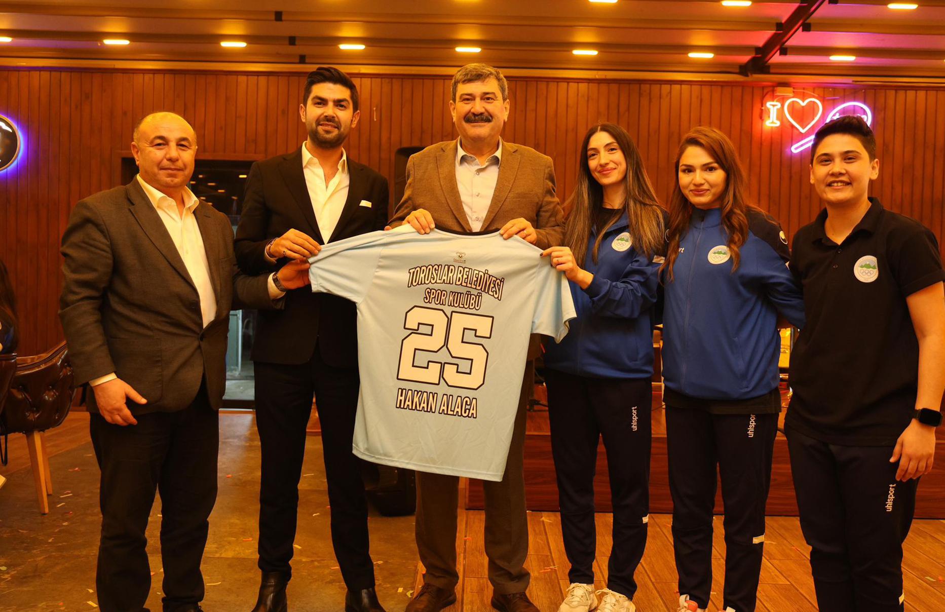 İş insanı Alaca’dan kadın hentbol takımına anlamlı destek