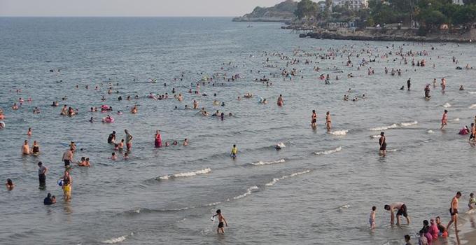 MERSİN’DE SAHİLLERDE YOĞUNLUK YAŞANIYOR