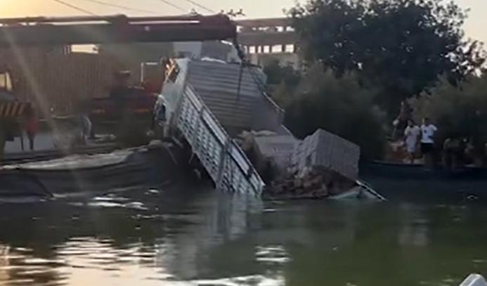 Mersin’de freni patlayan kamyon sulama havuzuna düştü