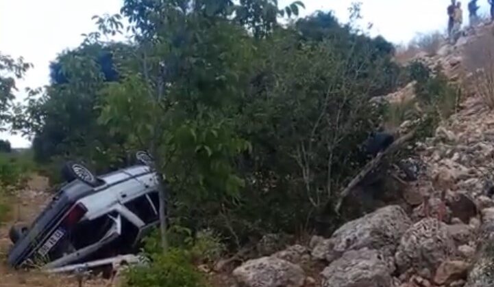 MERSİN’DE OTOMOBİL ŞARAMPOLE YUVARLANDI: 3 YARALI