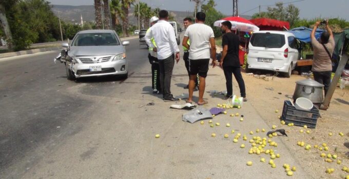 Yol kenarında duran otomobile çarpan aracın sürücüsü kaçtı