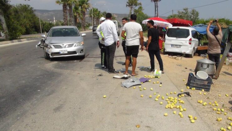 Yol kenarında duran otomobile çarpan aracın sürücüsü kaçtı